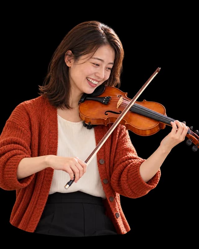 仲間との合奏を笑顔で楽しむ同じ架空の女性バイオリン奏者の切り抜き